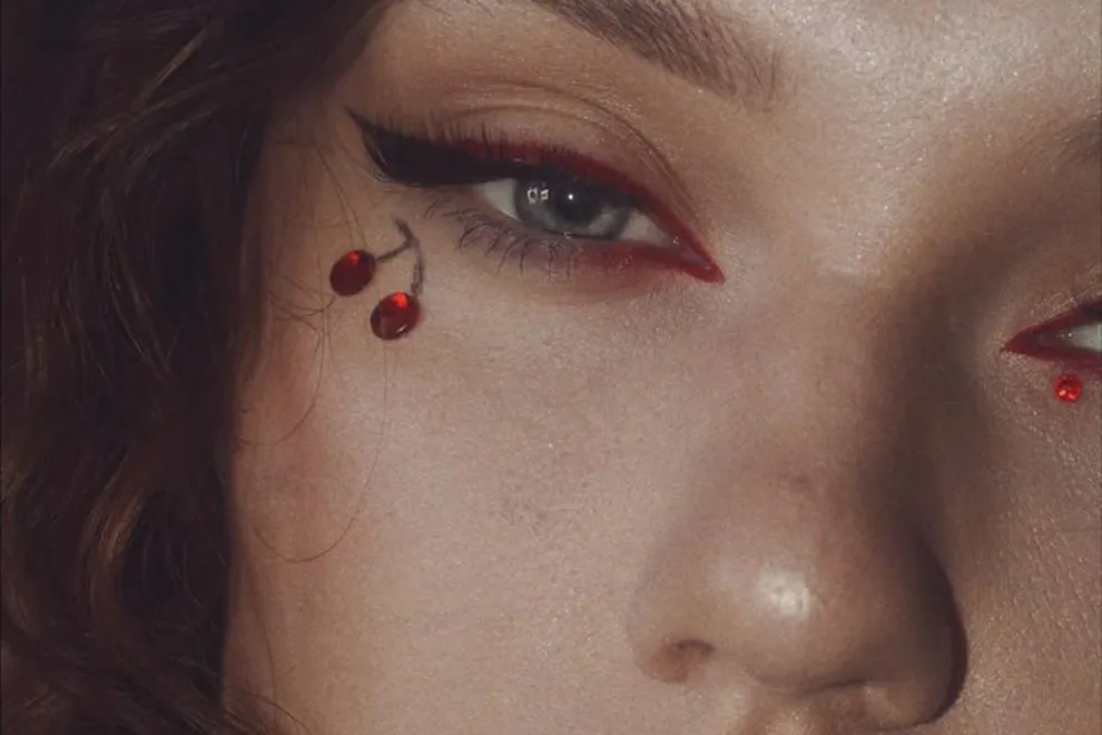 La tendencia cherry está presente en el mundo de la moda y la belleza