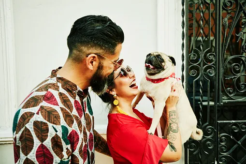 Pareja con un perrhijo