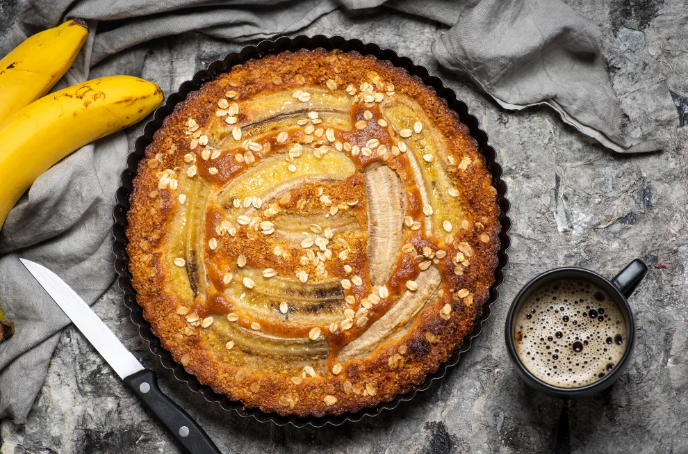 Torta fácil de banana y café con crumble: una receta saludable y alta en proteínas