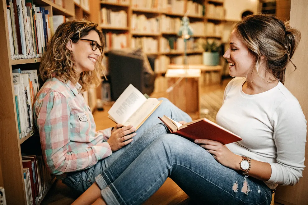 amigas leyendo