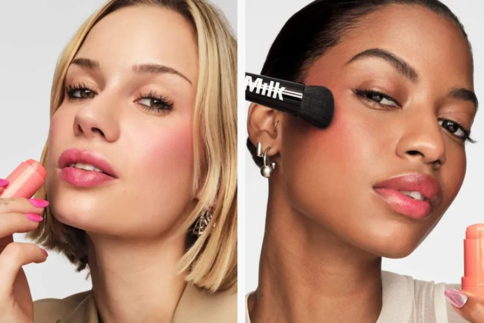 Mujeres aplicandose el rubor en tinta de Milk Make up