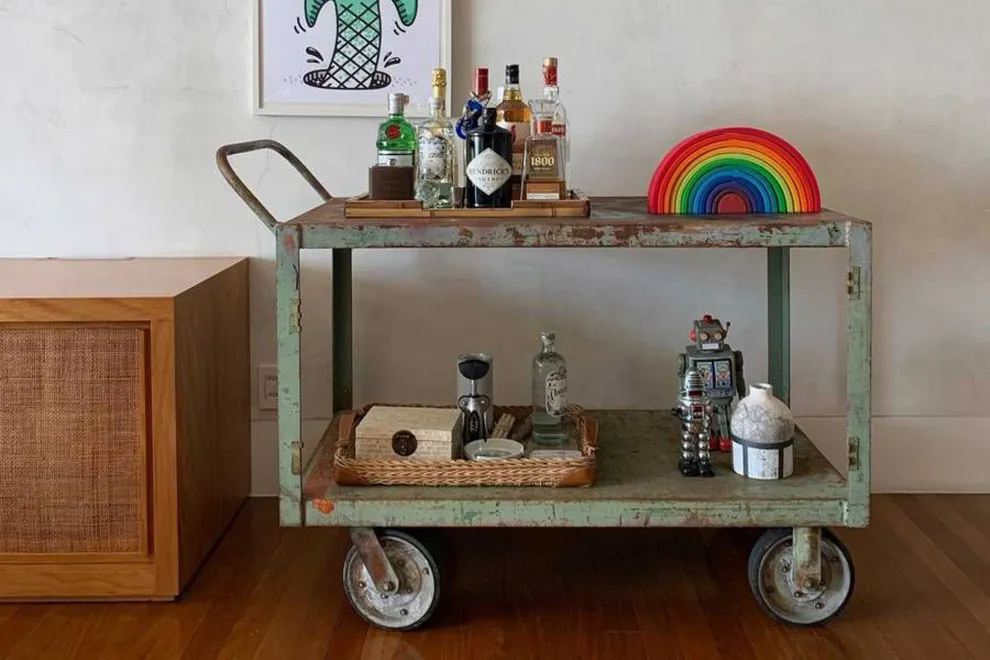 Los bares vintage con rueditas son uno de los objetos deco del 2025
