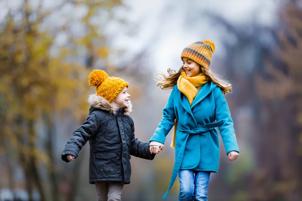 ¿Cuánto hay que abrigar a los chicos en invierno?: la eterna lucha antes de salir de casa