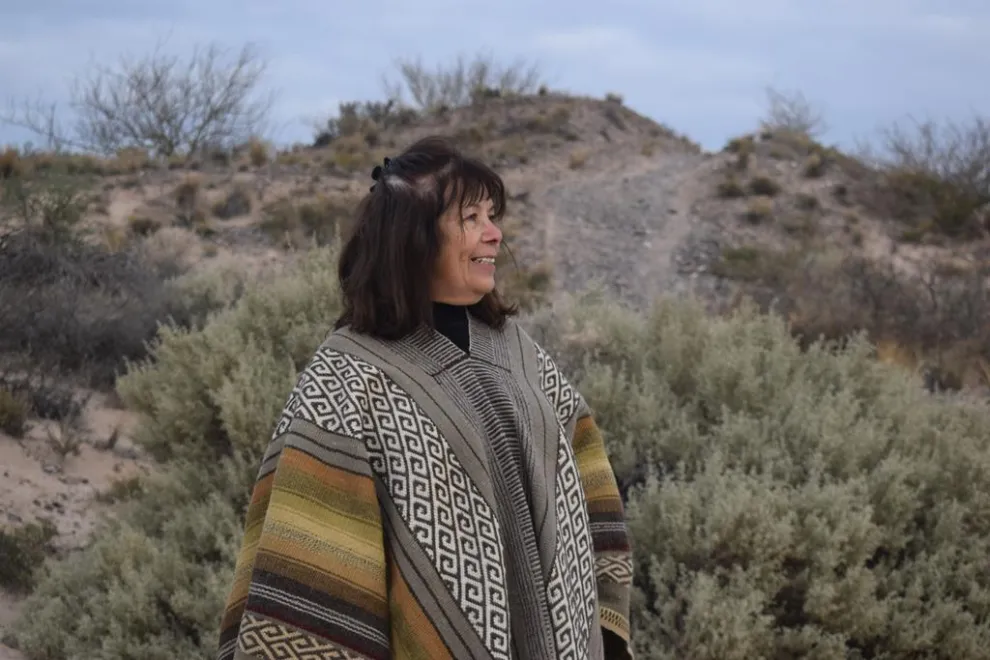 Elvia Albornoz elabora tejidos en telar vertical y de cuatro cuadros y también da capacitaciones en técnicas ancestrales de hilado, tejido y teñido con tintes naturales