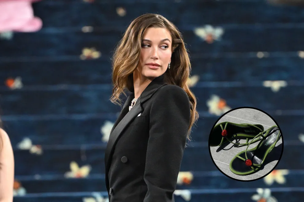 Hailey Bieber rescata un icónico modelo de sandalias de los 2000.
