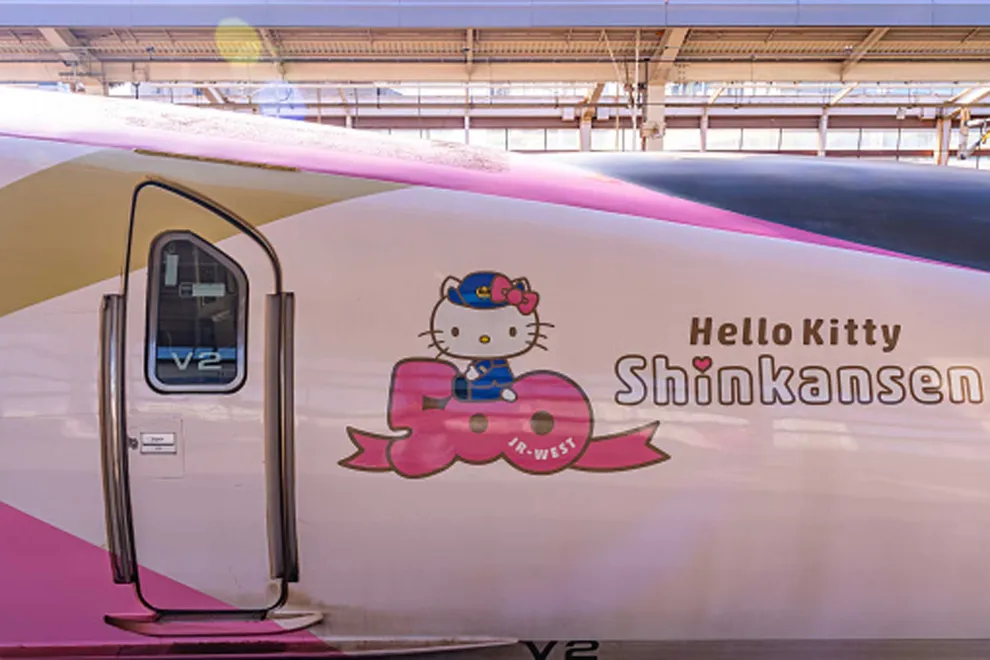 Si tu espíritu viajero busca combinar alta velocidad, cultura y mucho color, subite sin dudar al Hello Kitty Shinkansen