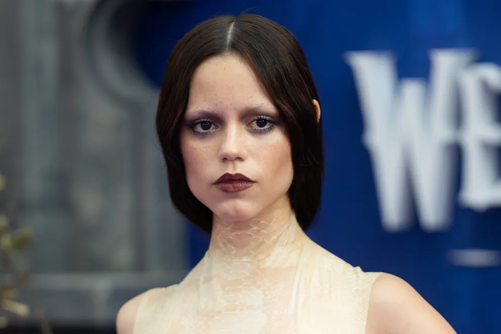 Jenna Ortega deslumbra con un look Dark Beauty en la premiere de Merlina 2
