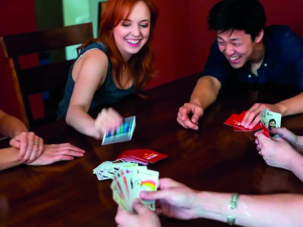 10 juegos de cartas para noches de amigas inolvidables