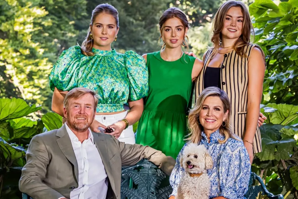 Los reyes de los Países Bajos y sus tres herederas, Amalia, Alexia y Ariane, posaron en el jardín de la propiedad Los reyes de los Países Bajos y sus tres herederas, Amalia, Alexia y Ariane, posaron en el jardín de la propiedad