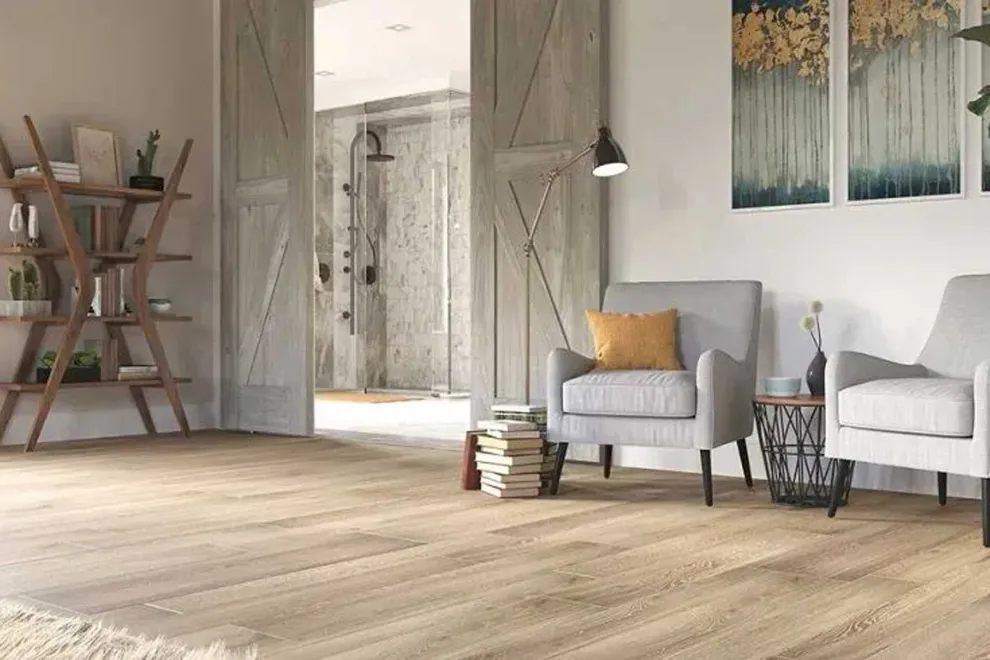 Ambos ofrecen una gran variedad de colores y formatos, pero el porcelanato se lleva los aplausos: cada vez llega con más detalles, texturas, pulidos y dimensiones que elevan el diseño de cualquier ambiente.