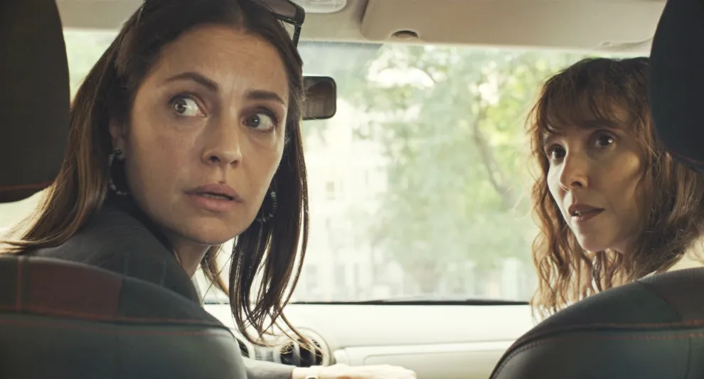 Dolores Fonzi y Laura Paredes en pleno rodaje de Belén