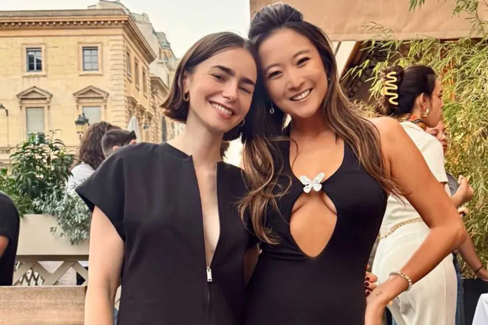 Lily Collins y su amiga Ashley Park en la fiesta de Emily in Paris