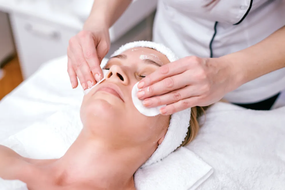 Peeling vs. Dermaplaning: ¿En qué se diferencian y cuál elegir según tu piel?