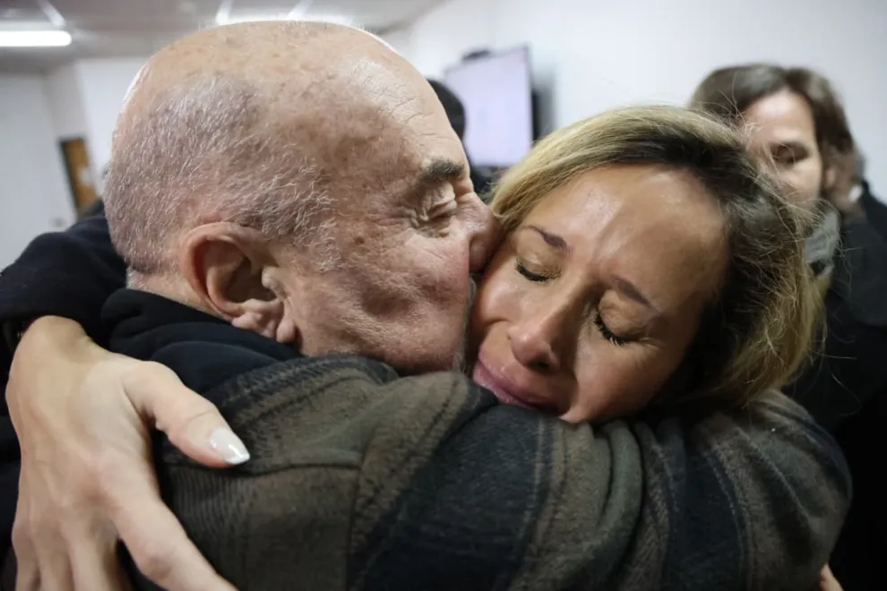 Julieta Prandi, visiblemente conmovida, abraza a su papá tras la condena a su exmarido