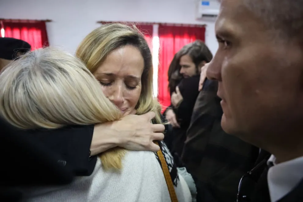 Julieta Prandi abraza a su mamá tras la condena a su exmarido