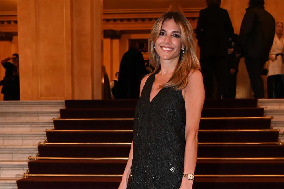 María Belén Ludueña con look total black en el Teatro Colón