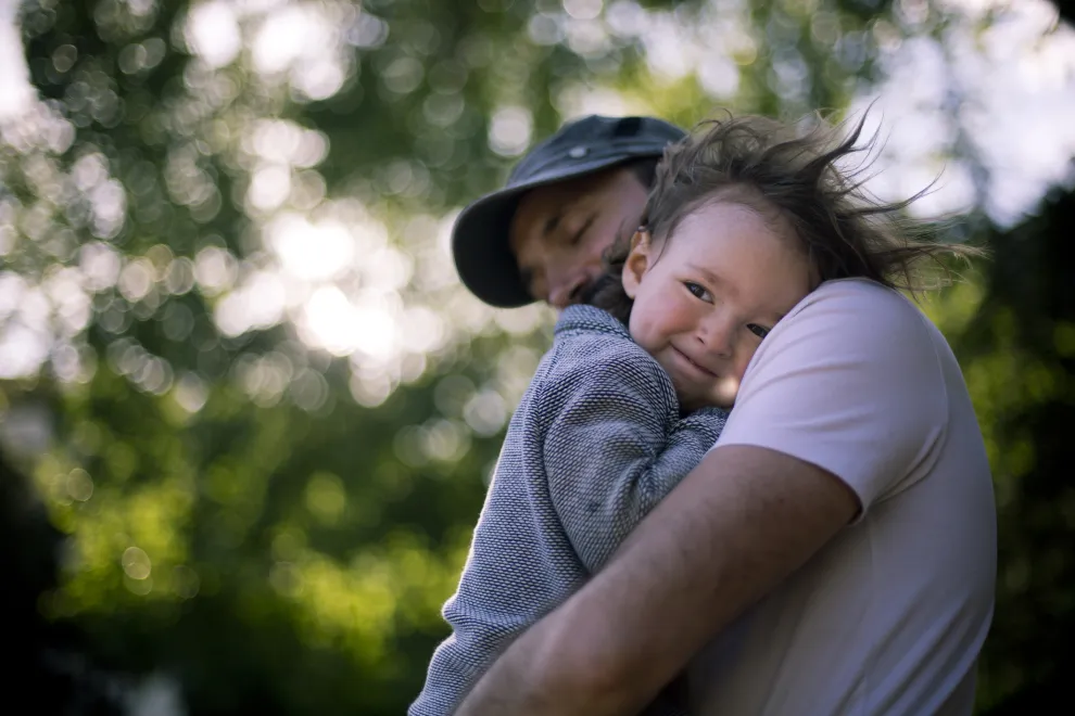Padre e hijo abrazados