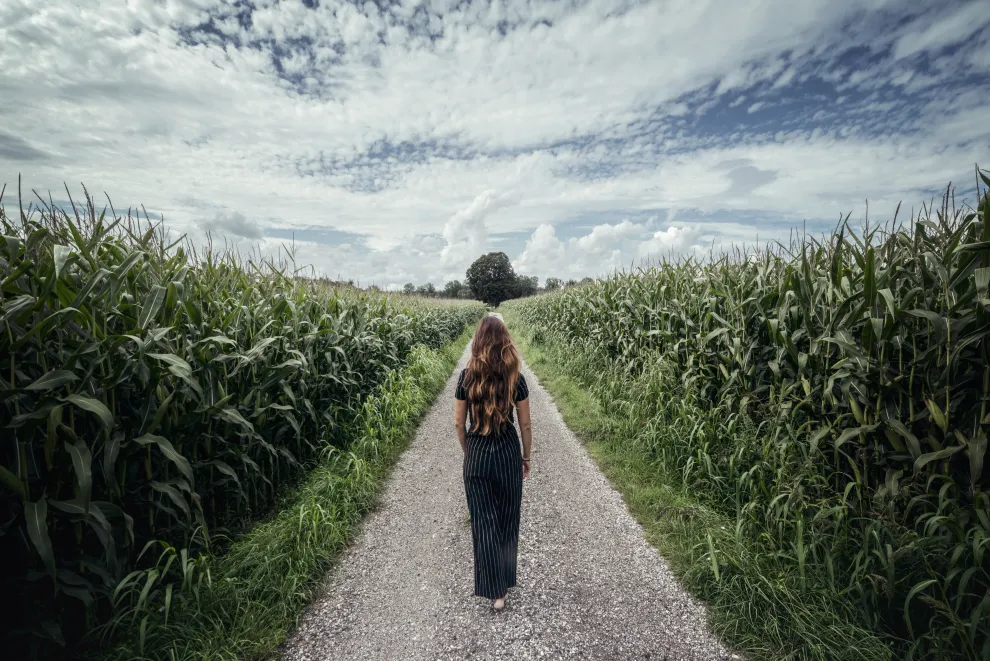 Mujer frente a un camino.