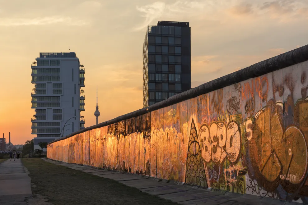 El Muro de Berlín fue una fortificación construida por la Alemania Oriental (RDA) en 1961 para impedir la fuga masiva de sus ciudadanos hacia Berlín Occidental y simbolizar la división del mundo durante la Guerra Fría