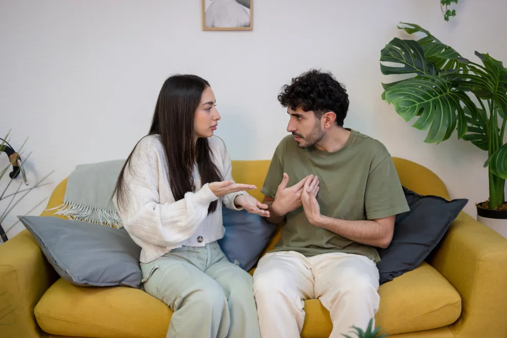 pareja de jóvenes discutiendo