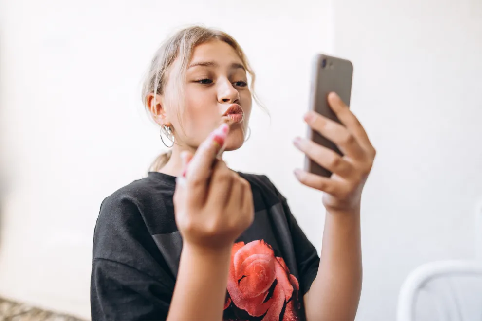 Foto de niña maquillándose.