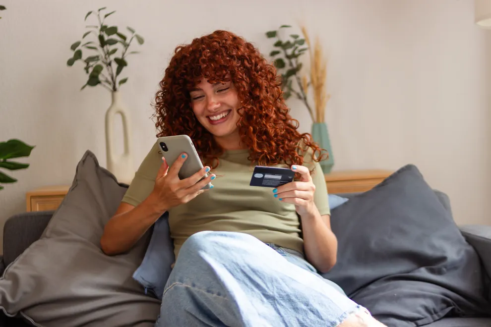Foto de mujer comprando online.