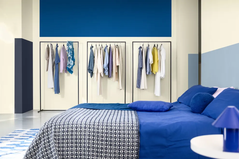 Habitación con paredes y acolchado en color azul tendencia.