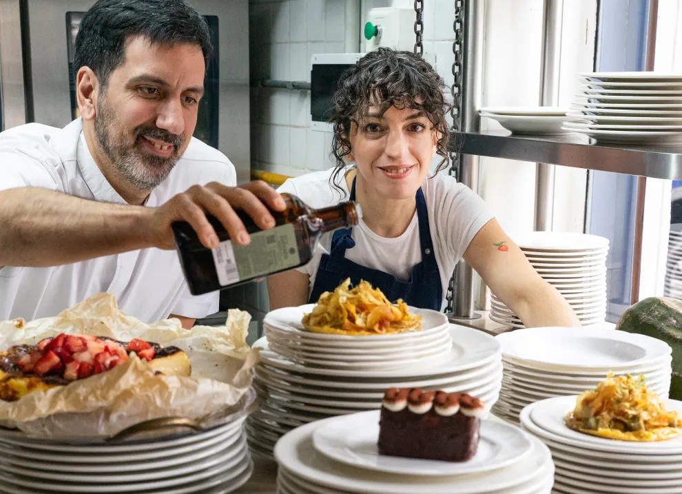 La dupla de cocineros Estefanía Maiorano y Martín Sclippa, detrás de su restaurante Fico, de Villa Crespo,