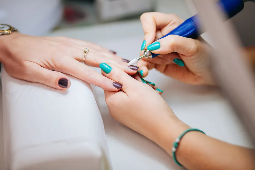 Europa prohíbe dos sustancias tóxicas en esmaltes semipermanentes: todo lo que tenés que saber