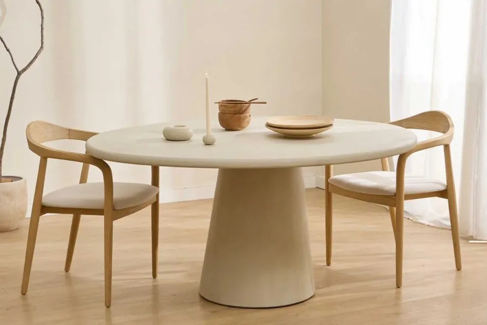 Las sillas tendencia en 2025 combinan sostenibilidad y comodidad, destacando diseños curvos y orgánicos con materiales naturales como lino, ratán y madera, a menudo combinados en la misma pieza.