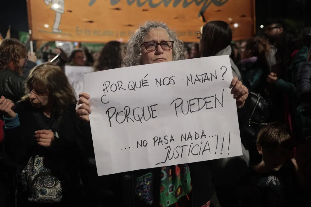 Marcha en la Plaza Flores, en repudio por el asesinato de las tres jóvenes de La Matanza