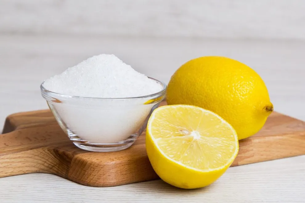 Mezclar limón y sal: por qué lo recomiendan y para qué sirve