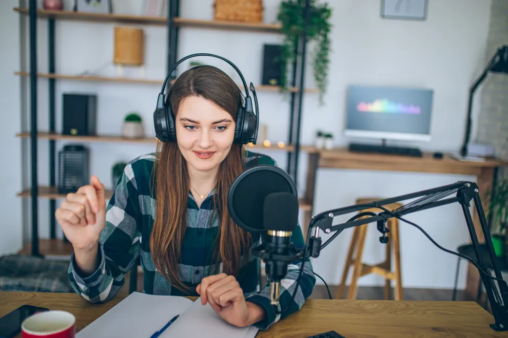 Una chica haciendo podcast