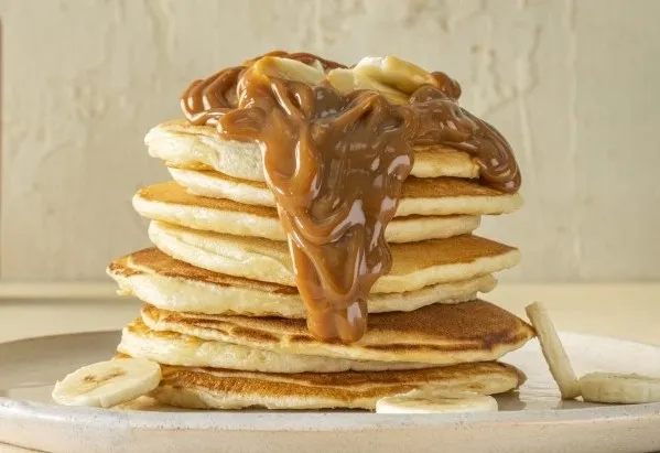 Panqueques de banana y dulce de leche fáciles para cocinar en familia