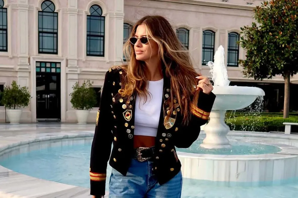 La China Suárez con chaqueta militar, jeans y botas negras