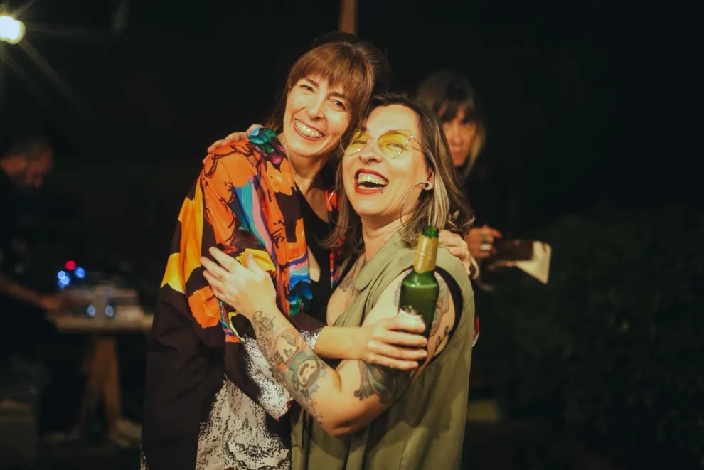 dos chicas en un bar