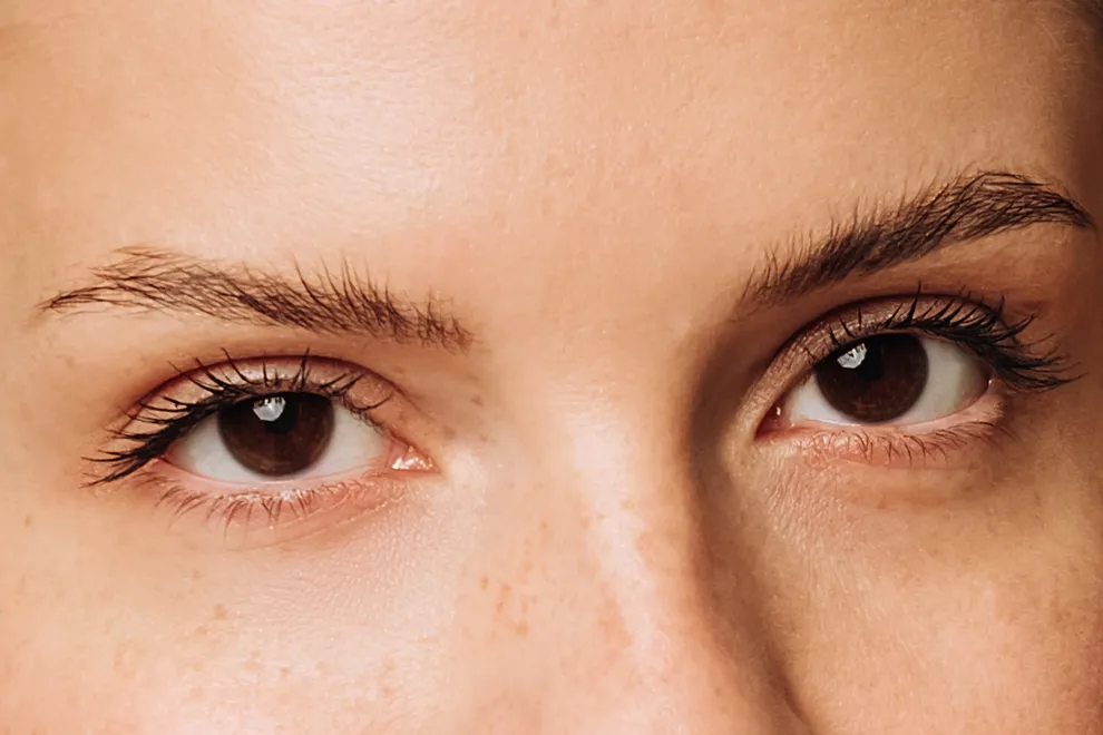 Este es el aceite que promete pestañas más largas y cejas más densas