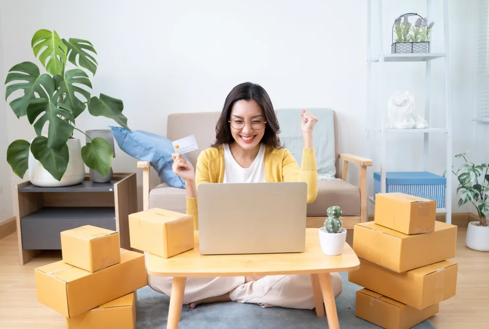 Foto de mujer feliz por hacer una compra online.