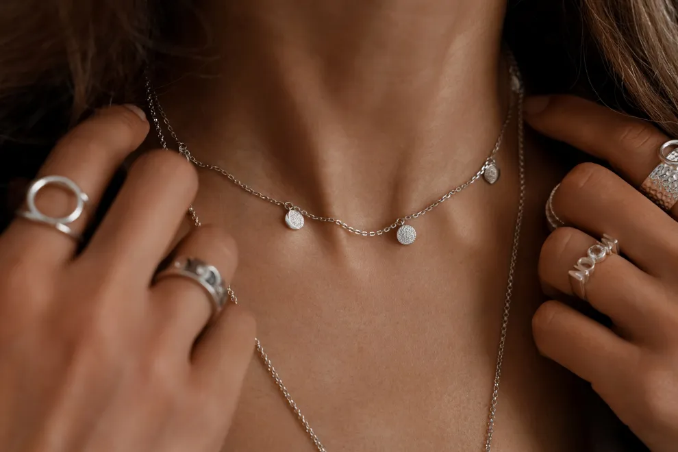 Alerta tendencia: ¿Dorado o plateado, cuál es la joya perfecta para tu tipo de piel?