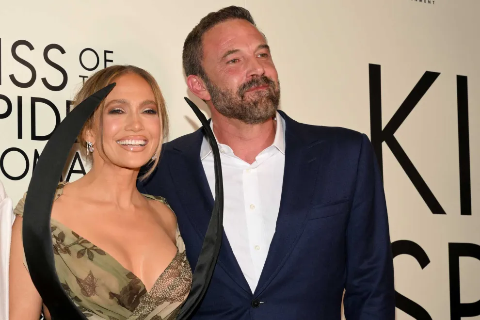 La noche neoyorquina se vistió de gala para el estreno de El beso de la mujer araña, pero lo que nadie esperaba era el reencuentro de dos gigantes de Hollywood: Ben Affleck y Jennifer Lopez.