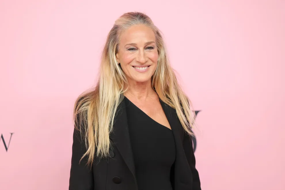Sarah Jessica Parker, la neoyorquina por excelencia, acaparó todas las miradas en el photocall con un look sobrio y sofisticado que confirmó, una vez más, su estatus de icono eterno de la moda.
