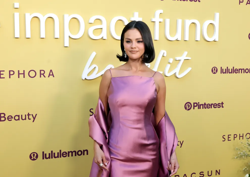 Título básico Selena Gómez tiene las uñas jelly cromadas ideales para usar en la época de fiestas