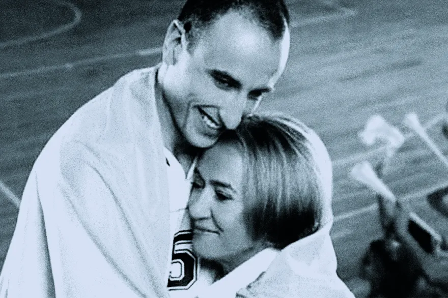 RAQUEL MACCARI, mamá de Manu Ginóbili, junto a su hijo.