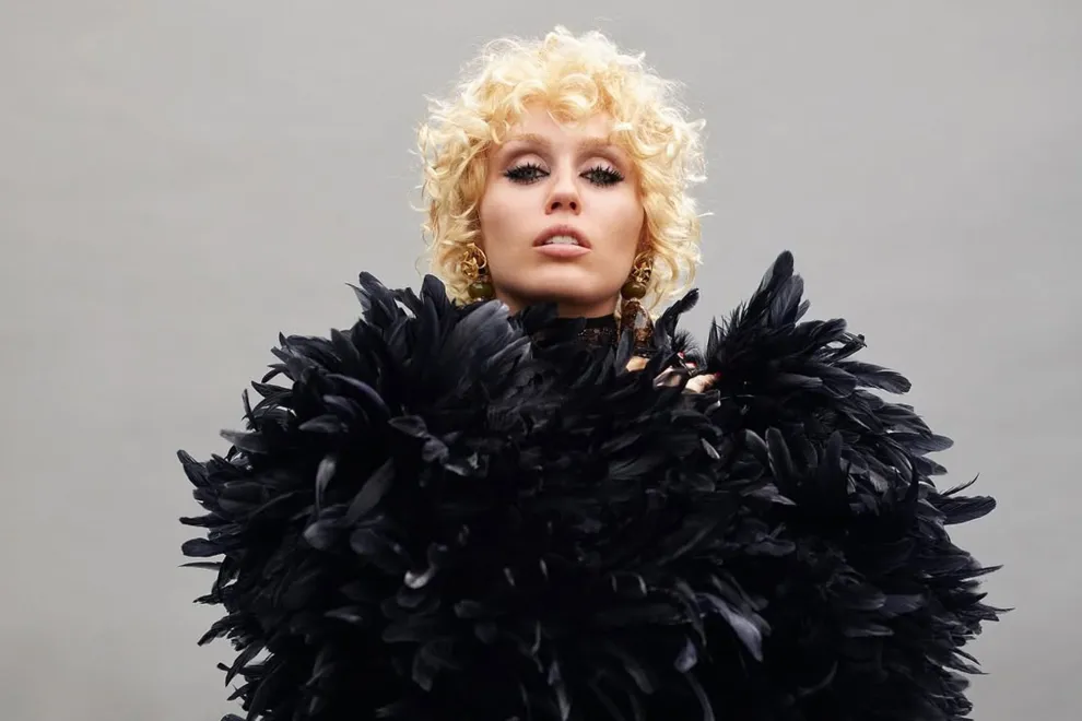Miley Cyrus deslumbra en la tapa de Vogue France con un giro ’Old Hollywood’