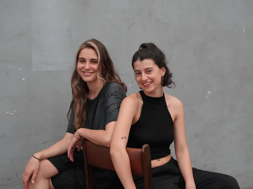 Rocío Bongiovanni y Luz Cavanna son las creadoras de Estudio Veneno, un proyecto de diseño que transforma materiales descartados en objetos únicos. 