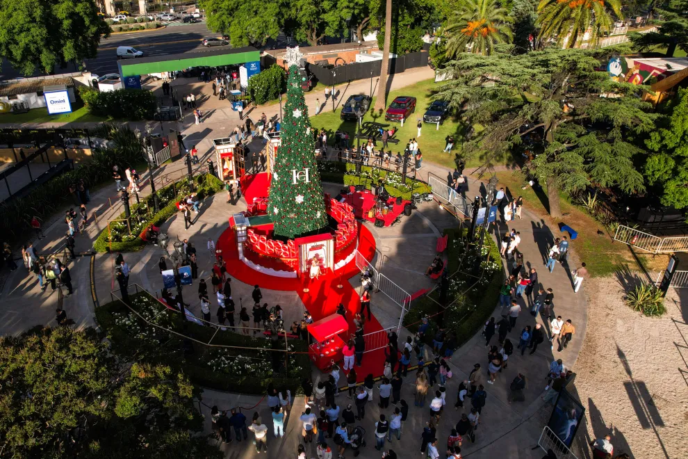 La instalación inmersiva recrea un universo inspirado en la temporada invernal, con copos de nieve, efectos de frío y detalles que transportan a los visitantes al Herrera Winterland