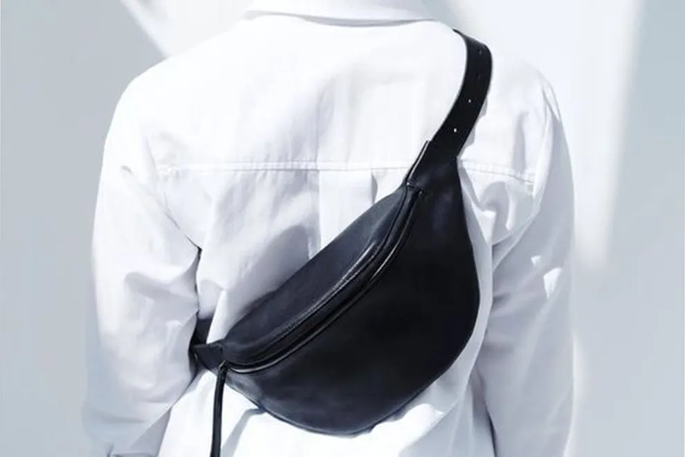 La riñonera, ícono de funcionalidad urbana que dominó las calles durante años, está perdiendo su trono.