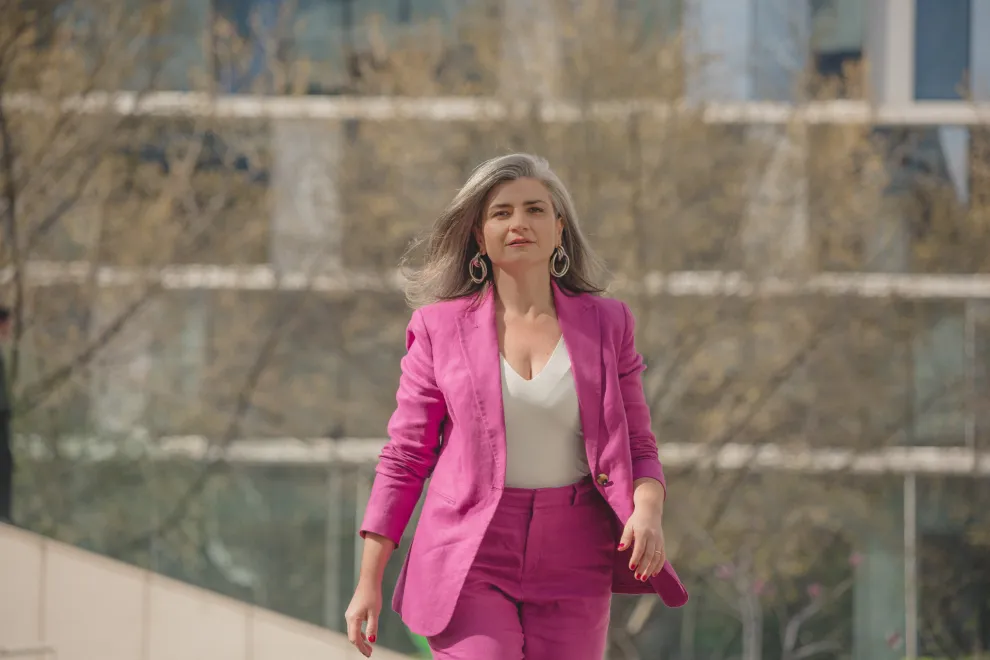 La abogada y divulgadora Francisca Bravo Cox explica cómo esta brecha invisible afecta la autonomía y el futuro económico femenino.