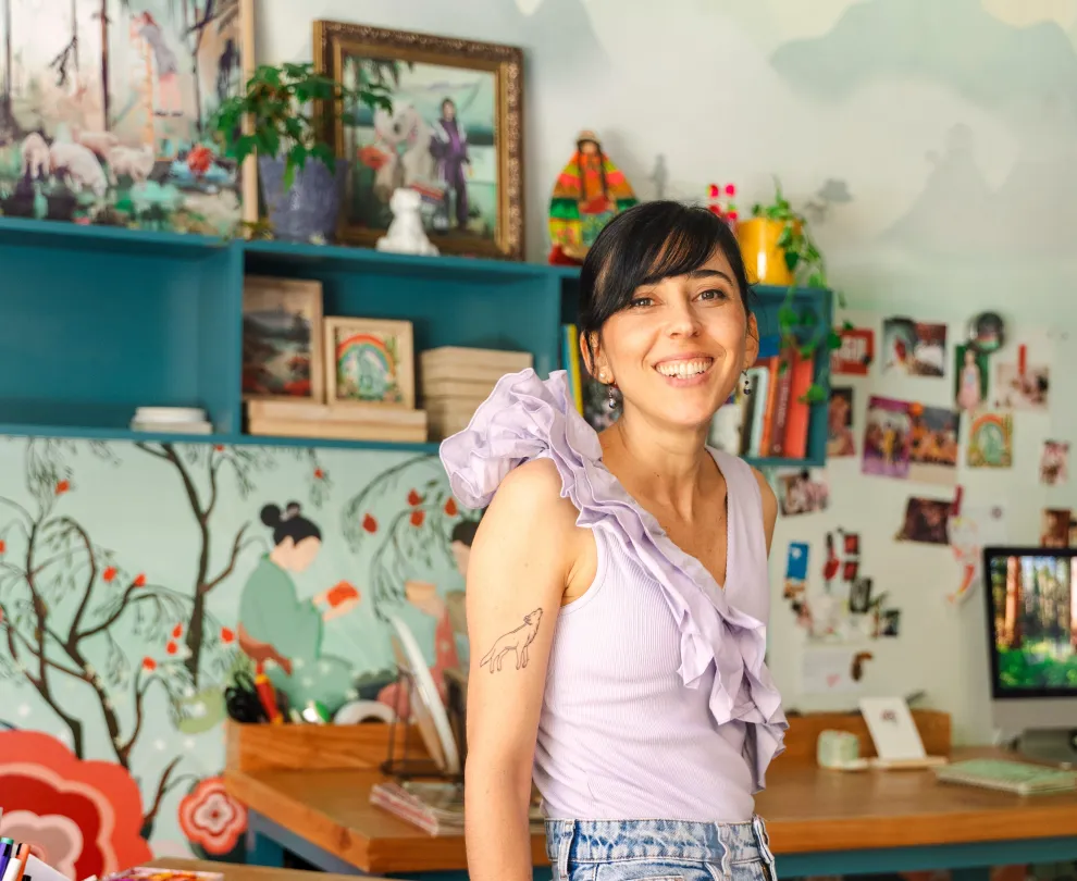 Un recorrido por la casa-taller de María Sivak, un espacio vibrante donde el arte, el color y el diseño se mezclan con la vida cotidiana para crear un hogar tan creativo como inspirador.