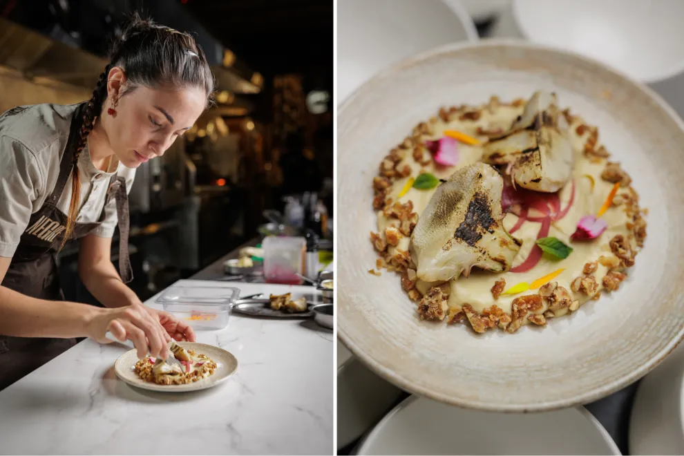 Una chef preparando un plato